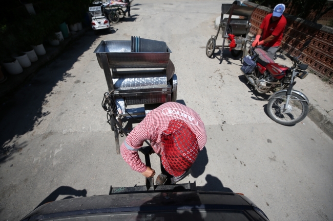 Hız çifti, seyyar salça makineleriyle evlere hizmet sunuyor